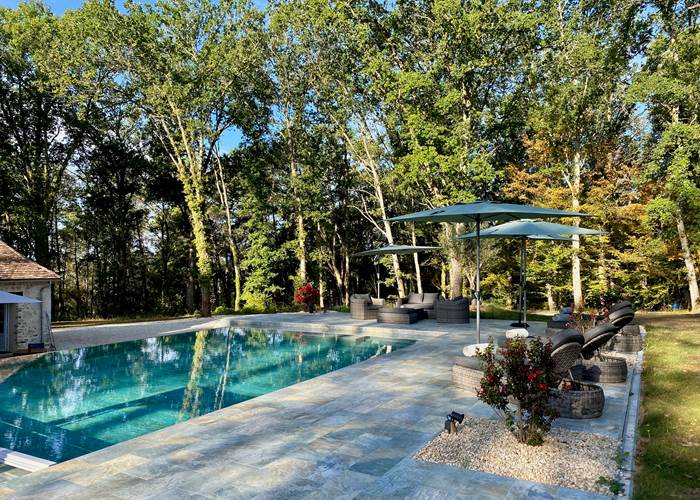 piscine et salon de jardin