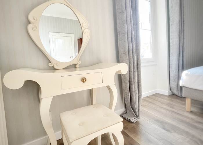 La Maison Voyage 41 - coiffeuse chambre trois personnes - Suite Familiale Magie