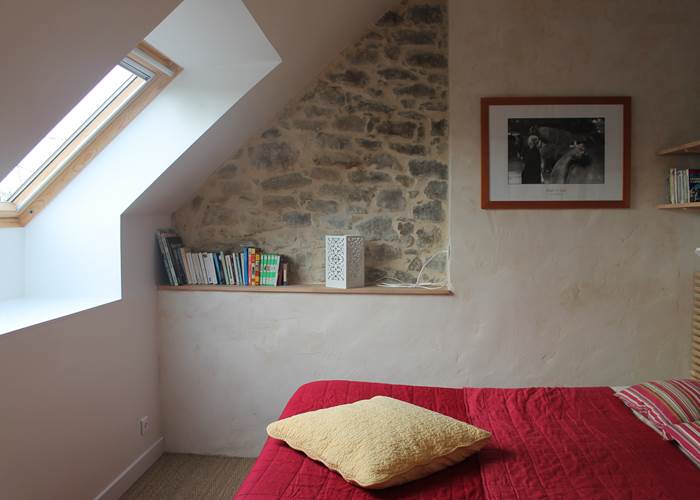 mur à la chaux et pierres dans la chambre