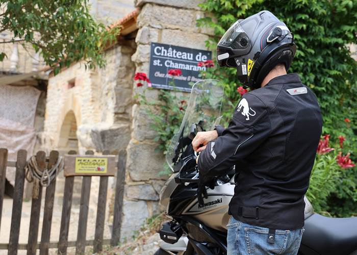 Pause au Relais Motards du Château de Saint-Chamarand, hébergement convivial pour motards dans le Lot