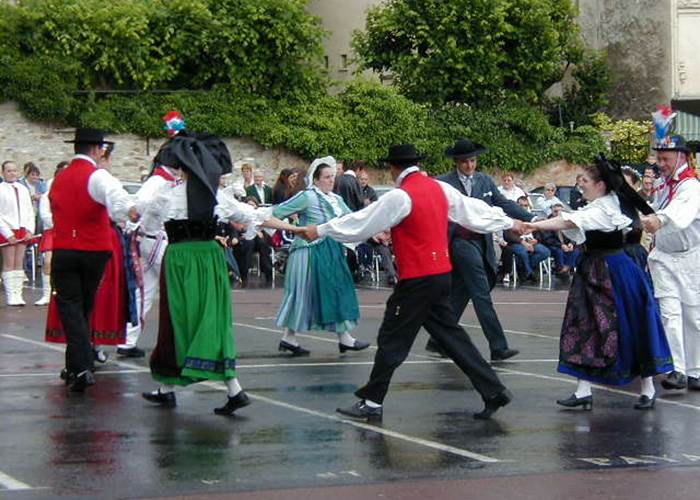 Groupe folklorique Alsacien en costume traditionnel