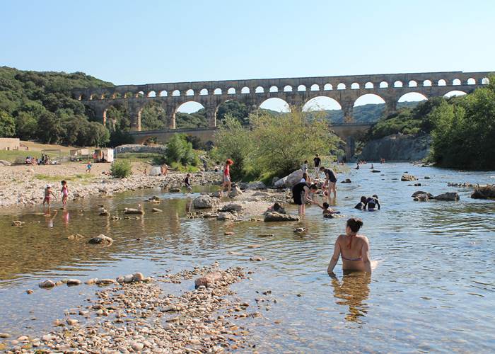 Baignade au Pont du Gard  ©Office de Tourisme Destination Pays d’Uzès Pont du Gard