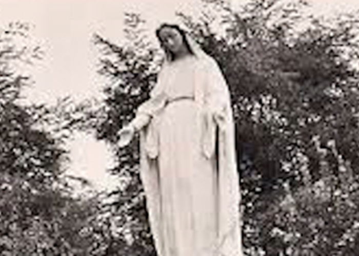 La vierge à l’entrée du jardin