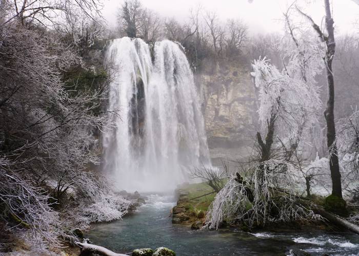 Cascade des Dards à 15 minutes du Manoir du Colombier, demeure de charme proche du Grand Colombier, idéale pour un séjour dans une demeure historique typiquement française au cœur des montagnes du Bugey.