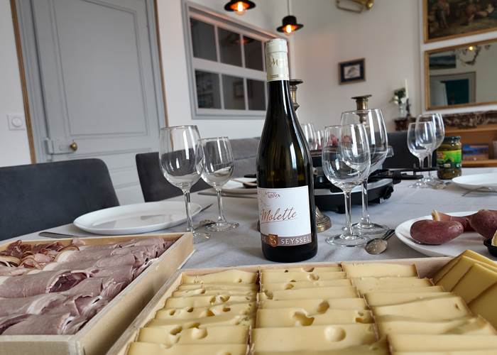 Plateau de fromages et spécialités locales à déguster au Manoir du Colombier, maison de famille proche du Grand Colombier.