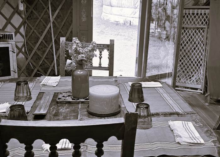 Table pour les repas de la Grande Yourte