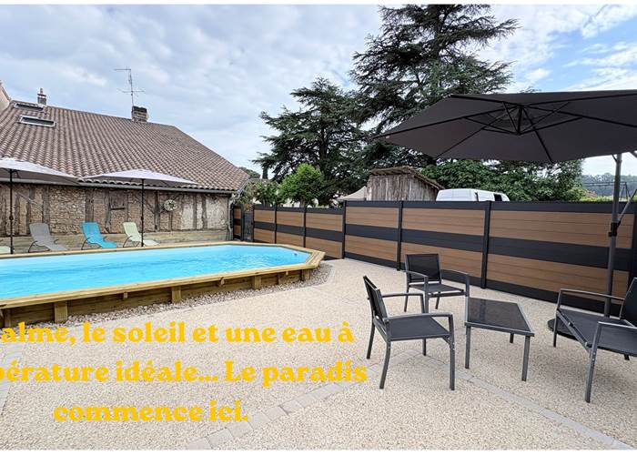 Piscine - transats - salon jardin - parasol