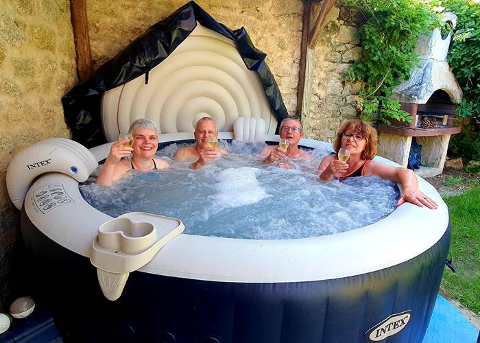 le jacuzzi privatif du gîte Garance