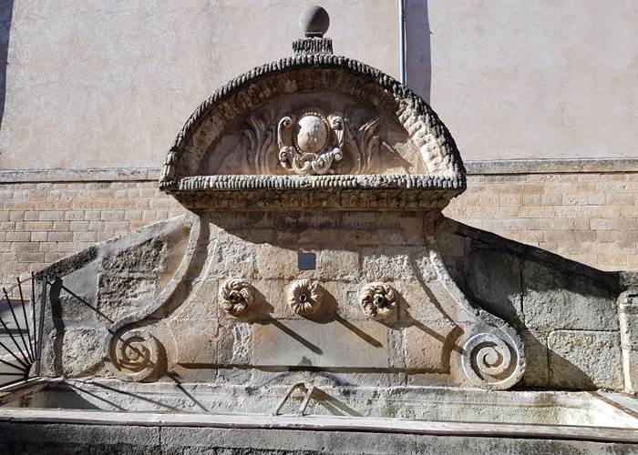 La fontaine Mathéron à Saint Saturnin les Apt, inspiration du logo des gîtes Luberon Lub'heureux