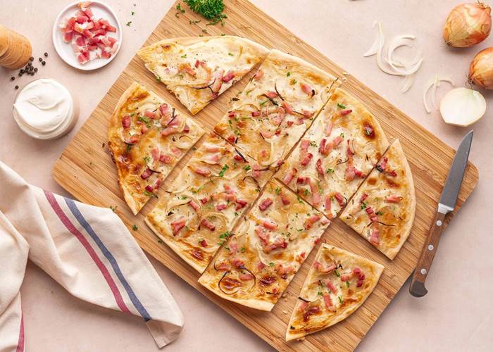 Flammekeuche traditionnel à la table alsacienne au Château de Saint-Chamarand dans le Lot