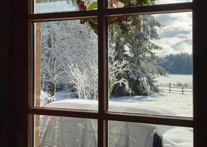 vuedelaportedentree-capturedelinstant-neigepoudreuse-chambredhotes-correze