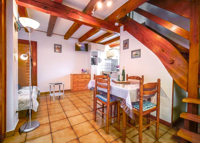 Coin repas dans la pièce principale