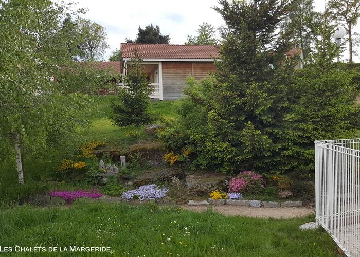Les Chalets de la MARGERIDE: Espaces fleuris