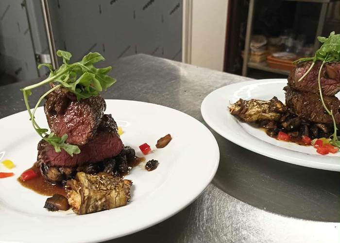 Roi des pâturages sur son lit de champignons Hôtel Restaurant La Sapinière pied des pistes Saint Lary Soulan Hautes Pyrénées (65)