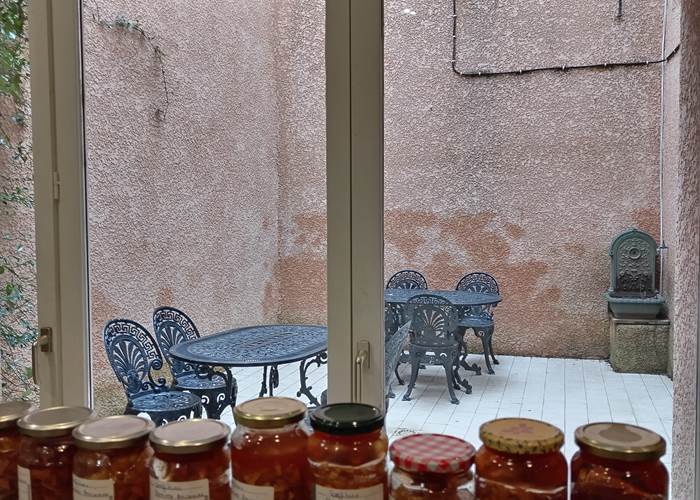 Confiture maison pour les petits déjeuners des hôtes du Coq du Nord Mailhac