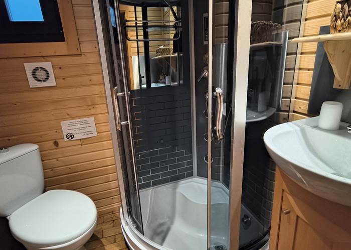 Douche et salle de bain privative de la roulotte à La Girouardière La Flèche