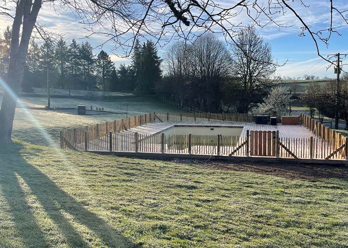 Piscine rénovée qui s'intègre parfaitement dans le paysage