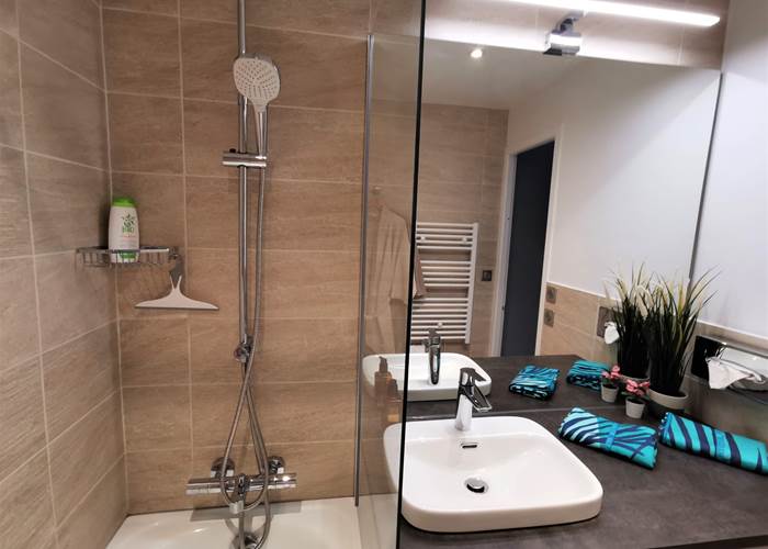 Baignoire, douches, lave-linge, sèche cheveux, ...