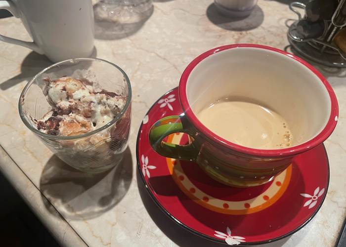 Café et tiramisu sans oublier croissants, brioches... Il sera temps de'aller marcher à Rustrel ou Roussillon