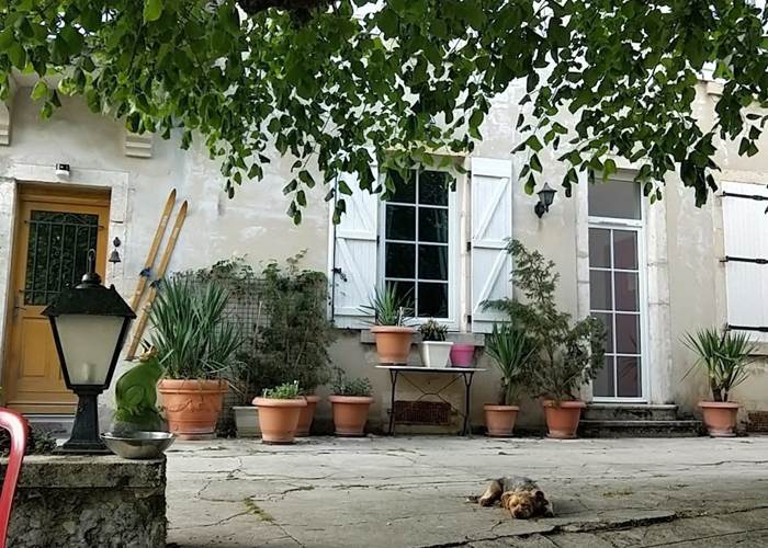 Façade et entrée indépendante de la chambre double