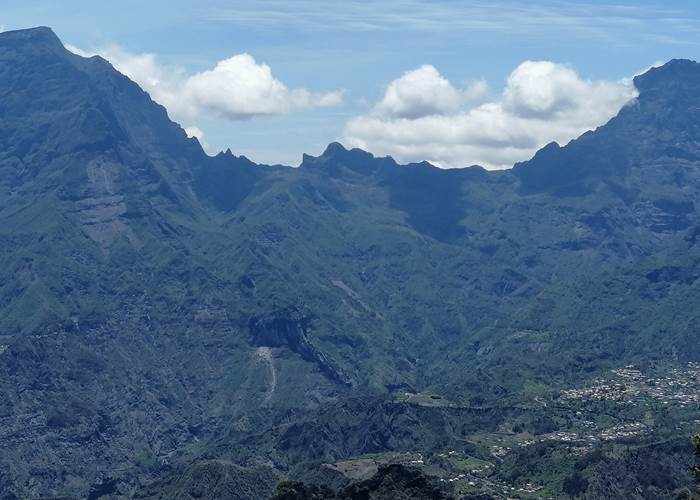 vue-sur-le-cirque-de-cilaos-depuis-le-dimitile-la-reunion.jpg