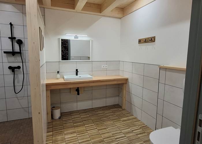 Salle de bain 1 - Douche à l'italienne + wc + lavabo