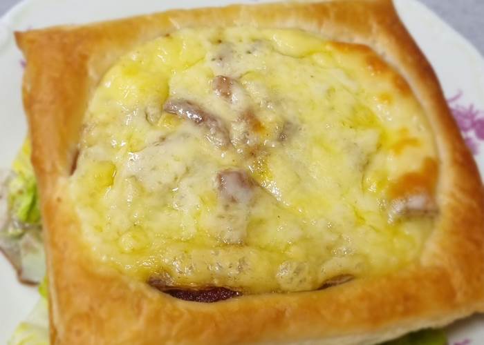 Au coeur du Volcantal Tarte fine au cantal et oignon rouge confit