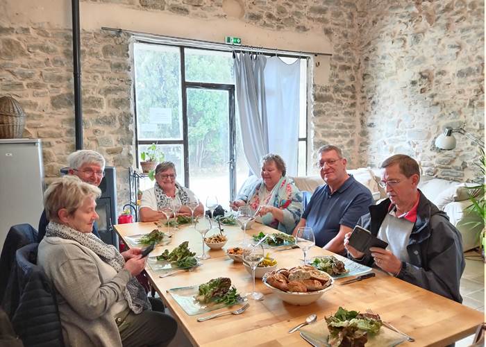 Repas convivial à l'association Naturo-culture