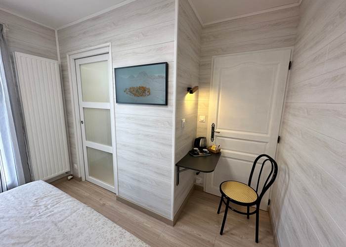chambre-gabriel-coin-bureau-chaise-mobilier-sur-mesure-mas-des-anges-soussans-margaux.jpg