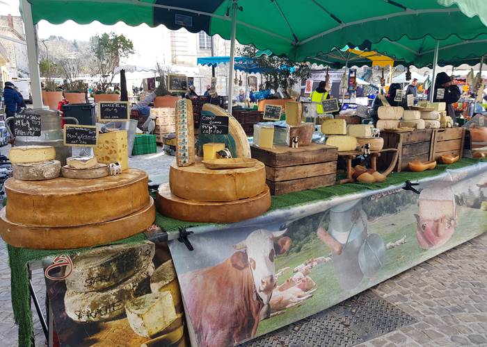 Marché provençal d'Apt - étal des fromages français régionaux