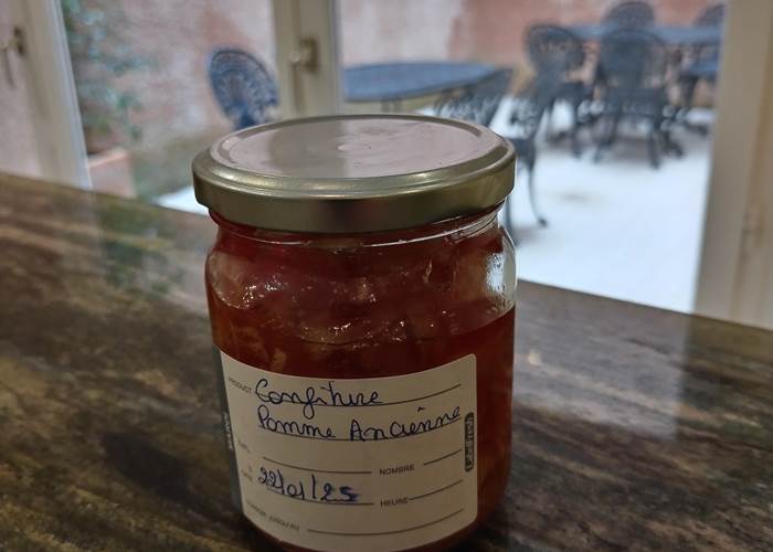 Confiture maison pour les petits déjeuners des hôtes du Coq du Nord Mailhac