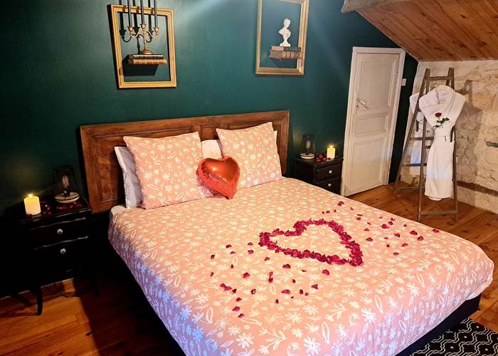 Pétales de roses, petites attentions et ambiance délicatement fleurie : notre pack romantique, disponible en supplément, est là pour rendre votre séjour au Logis du Meunier encore plus spécial...