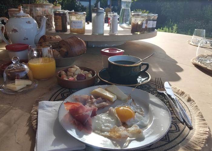 Petit déjeuner salé sous la gloriette