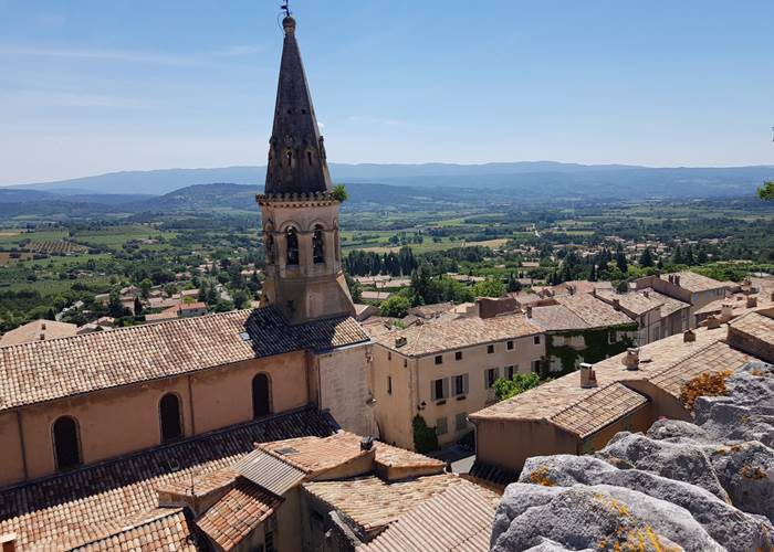 Le clocher_du_village_de_saint_saturnin_les_apt