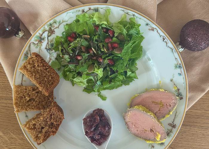 foie gras maison, chutney oignons et pain d'épice dîner réveillon Demeure du Porzou