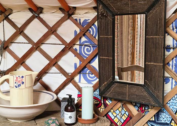 Coin toilette à l'ancienne de la Petite Yourte