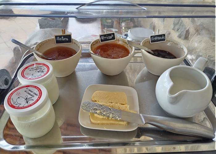 Confiture maison pour les petits déjeuners des hôtes du Coq du Nord Mailhac