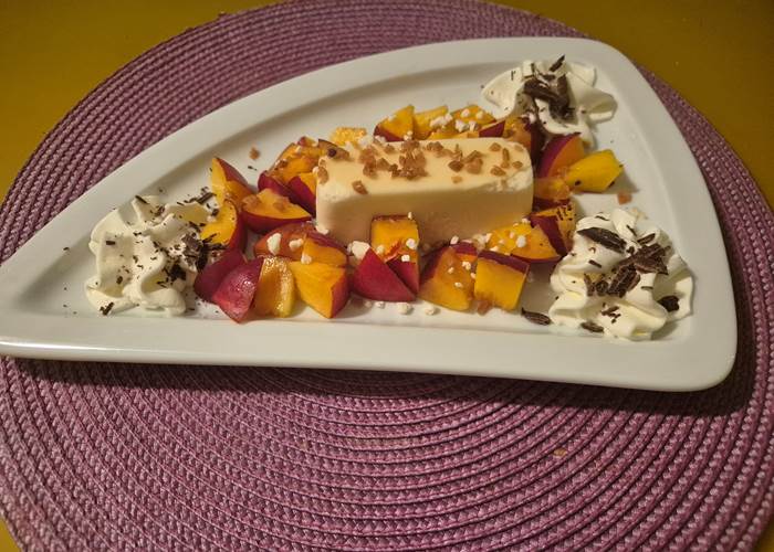 glace crème vanillée nectarine/meringue/chantilly