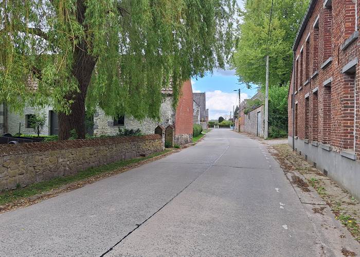 Passage dans le village de Cambron-Saint-Vincent