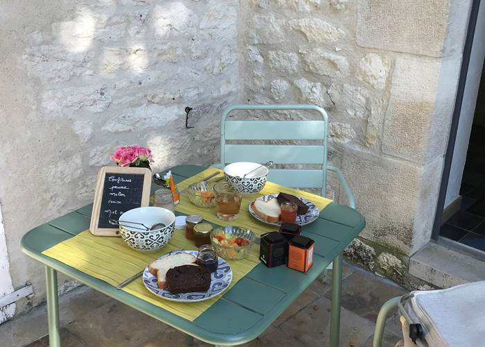 Le petit déjeuner sur la terrasse de La Bergerie
