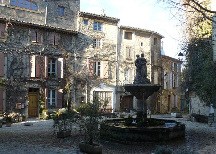Fontaine du village de Saignon dans le Luberon