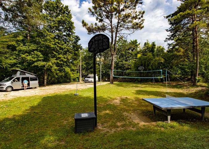Aire de camping-car avec ses jeux