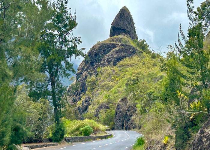 la-route-aux-400-virages-de-cilaos-la-reunion.jpg