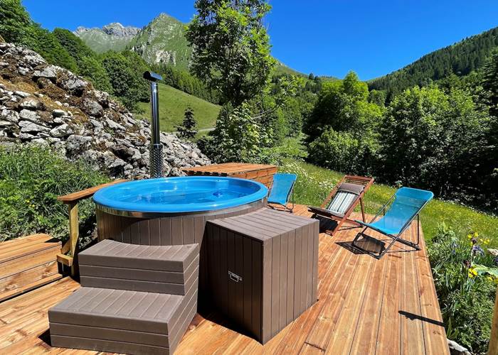 Jacuzzi extérieur avec vue sur les montagnes !