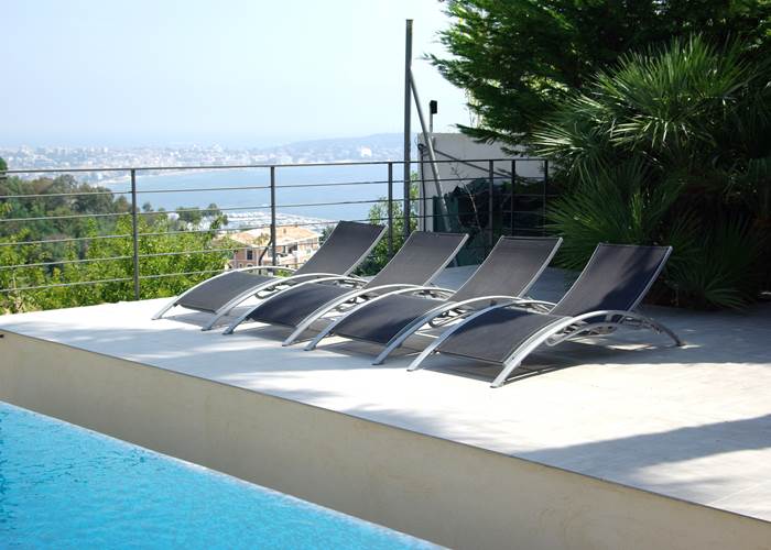 bains de soleil terrasse sous palmier sans vis à vis