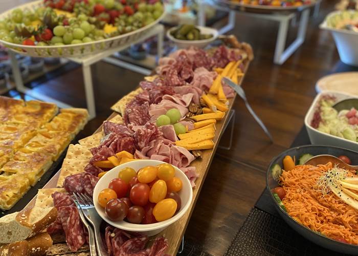 Charcuterie, fromages et salades
