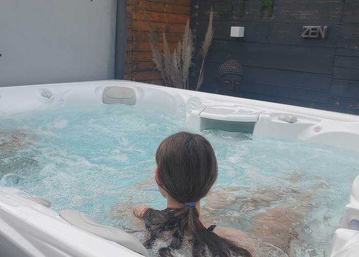 Hydro‑massage et eau chaude à 37°C : les bienfaits du spa à Cale 32.