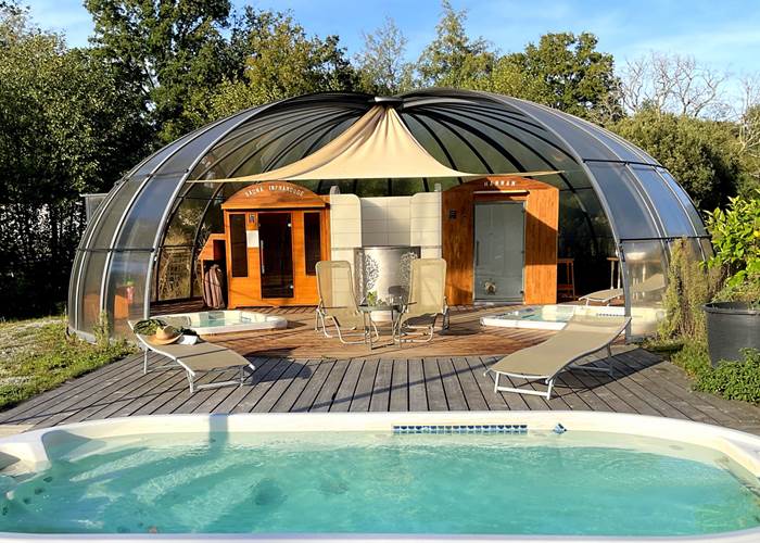 SPA vue d'ensemble, 2 jacuzzis intérieurs et 1 à l'extérieur