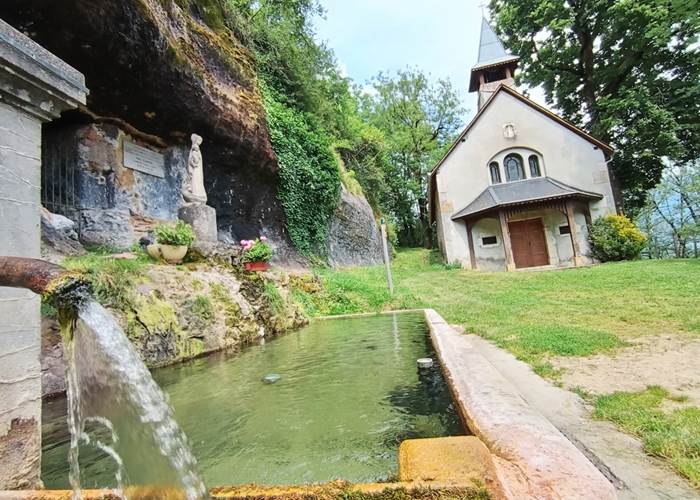 À 5 minutes du Manoir du Colombier , la chapelle de Ladoue vous attend pour un moment hors du temps. Une petite fontaine nichée devant une grotte naturelle abrite une statue de la Vierge qui veille paisiblement sur les visiteurs. Un lieu plein de sérénité et mystère pour un we à 1h d'Annecy.