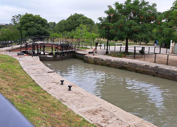 Promenade et activités de plein air aux 9 écluses de Fonseranes, site emblématique du Canal du Midi près de Béziers.-page